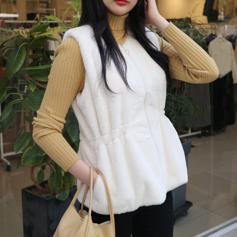 메리앤유 진주방울 디테일 인조퍼 집업조끼